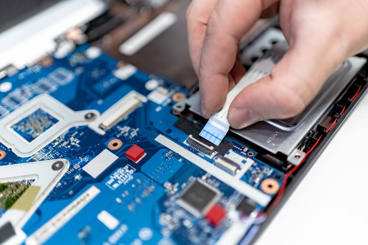 Technik opravuje základnú dosku notebooku v servise PCservisko
